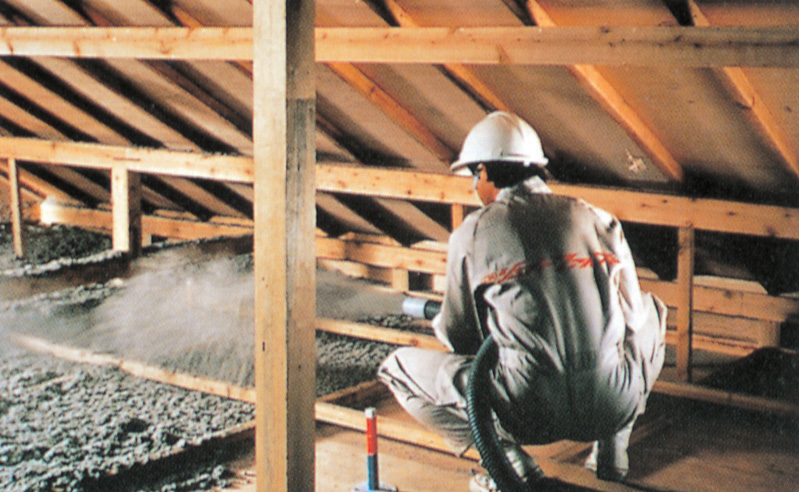 ［天井］ 吊り木や野縁などで天井は複雑な構造である。 吹込み工法のため、天井板に対して隙間なく確実な断熱工事が行える。