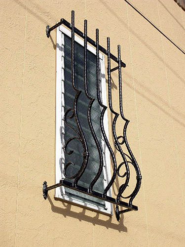 ロートアルミ製面格子Ｊタイプ
下部に膨らみがあるのが特徴です。
製品サイズは窓に合わせて自由に変更可能。