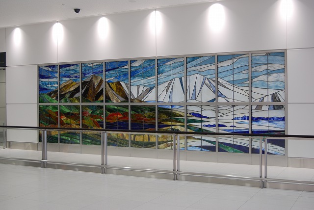 北海道「新千歳空港国際線ターミナルビル」 原画：ステンドグラスバロック 作品名：北の大地