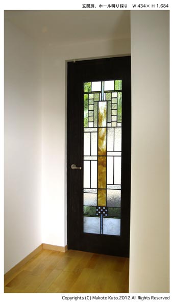 開放感のある玄関扉 抽象的な構図が好きな施主の気持ちと、RC 建築との調和を考えたデザイン。