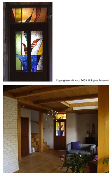 木造建築とガラスの調和 玄関ホールとリビングの間仕切り戸 イタリア好きの施主のセンスを汲み取ってデザインしたもの。