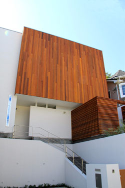 外壁塗装例2
木材本来の色を生かすので素材によってはコントラストにもなる。耐候性も高い。