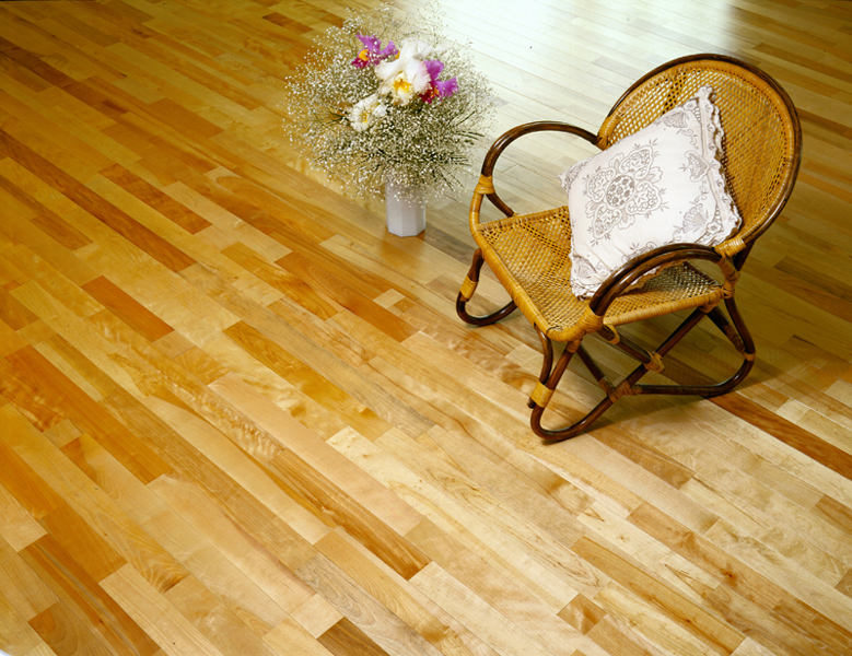 床材として定評のあるかばざくら（かば材）。 一般には「さくら」と呼称することが多い。 源平の斑模様で洋風にも和風にも合う、落ち着きのある部屋を演出。