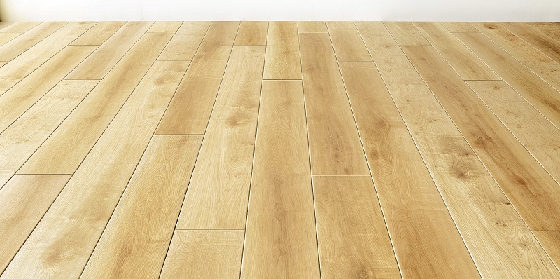 床材の四周木口面までに化粧を施した革新的な技術（特許取得済）を開発。床材のつなぎ目が美しく、空間全体が角の取れたやさしい雰囲気に仕上がる。