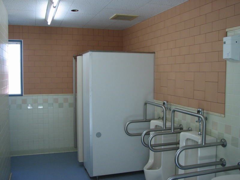 特別養護老人ホームのトイレの消臭対策化 開放型ドアから漏れ出るトイレの臭いを防ぐ。