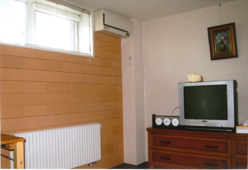 住宅居室内での施工例 この場合、窓から冷気が下りて来るために、壁下部が冷やされ内壁の表面に結露が起こりやすくなるのを防ぐ。