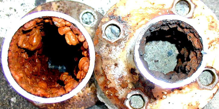 SGP管への設置前後の抜管、配管内部の様子。空調冷温水管などへ使用するSGP管は赤錆が全体的に付くが、装置を設置すると赤錆は収縮し、黒錆へと変化する。