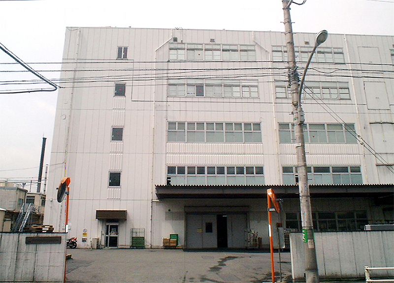東京都調布市にある「大手DPE工場」は鉄分値0.5mg/lと濃い赤水が発生していた。NMRパイプテクター設置6日後、鉄分値0.05mg/l未満と検出限界値以下まで減少し、赤水も完全に解消された。