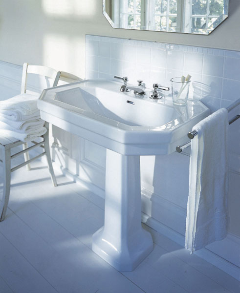 ペデスタル洗面器などクラシカルなデザインの洗面器に合わせやすい。