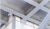 工場の屋根裏や高架下などのH形鋼・L形鋼のフランジ部にも最適（専用クランプあり）。