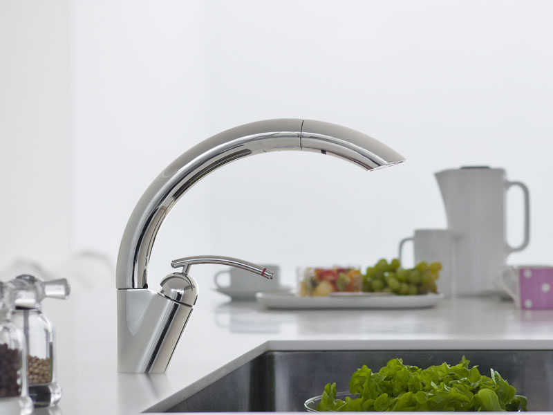 EDDIES キッチン用シングルワンホールスプレー混合栓 品番:K8790JV-13 使いやすいグースネックタイプ。吐水形状は細かいシャワーになっているので、水を汲む、溜める、流す、の作業が切替なしで行える。