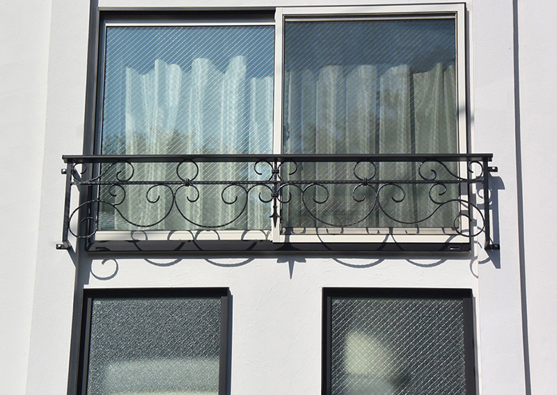 ロートアルミ製　窓手摺Ｗ-7タイプ参考写真
製品高がＨ400ｍｍと低め。
洋風住宅にピッタリ合うデザインです。
