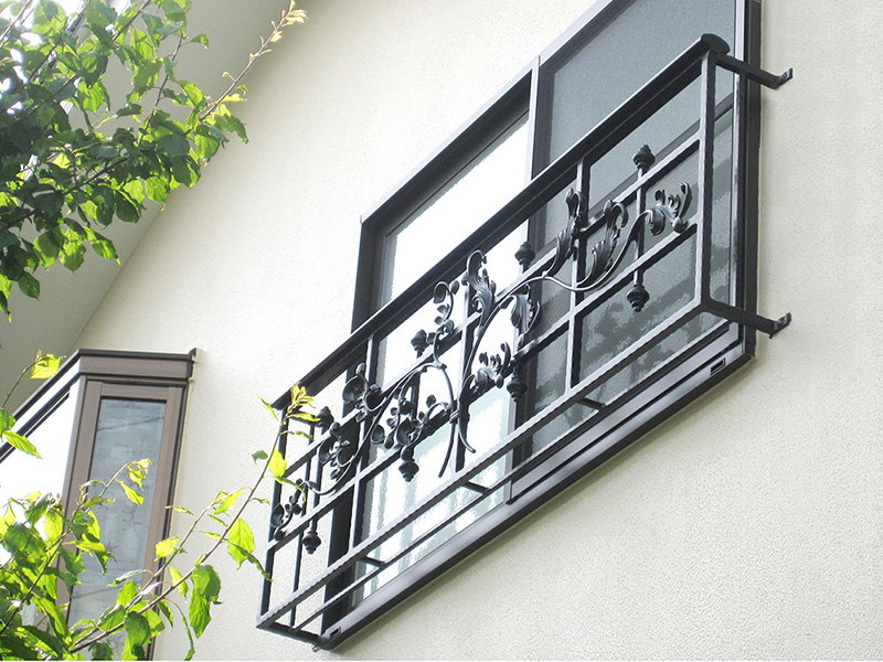 ロートアルミ製 窓手摺Ｗ-6タイプ参考写真
製品高がＨ600ｍｍと高め。
大きな唐草装飾特徴的なデザインです。
