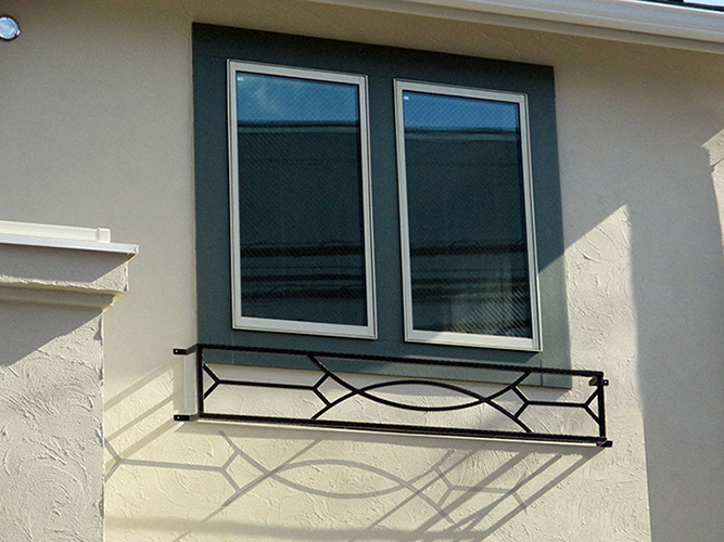 ロートアルミ製　窓手摺AS-007タイプ参考写真
製品高がＨ300ｍｍとかなり低め。
直線と曲線を組み合わせたシンプルモダンなお宅に合う商品です。窓周りのアクセントにどうぞ！