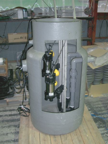 FRP製ポンプ槽 正面ユニット部分（着脱装置付）