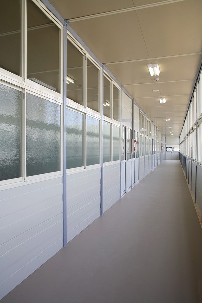 仮設校舎用にレンタル対応の 間仕切りや天井パネルを用意。