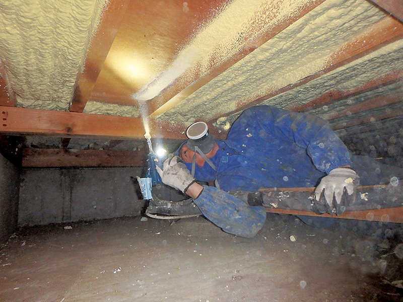 ［床下断熱］1階の床下地合板へ断熱施工。底冷えの寒さ対策に有効。床組部の湿気対策・部材保護にも効果的。 対象物件：木造住宅（在来軸組）RC造、鉄骨造、プレハブ造、2×4、スラブ下側。