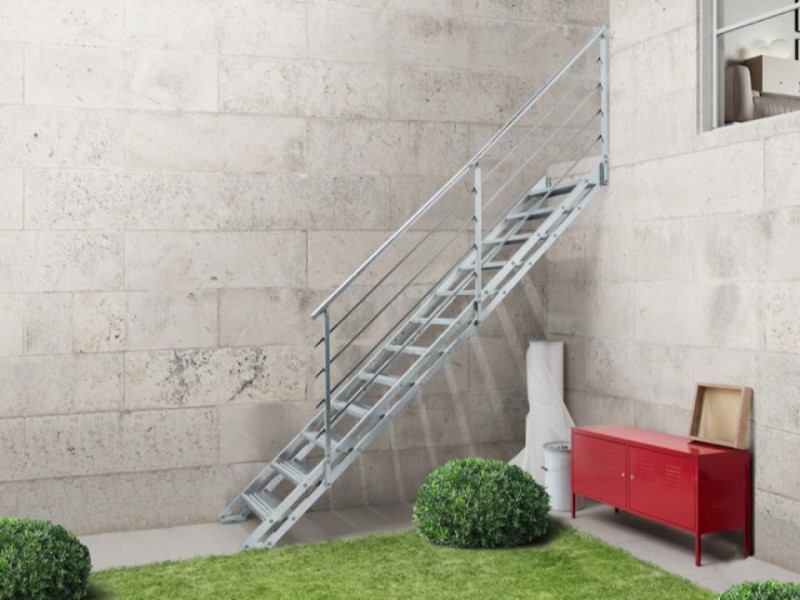 コンパクトスペースの室内階段も用意。 ロフトや小屋裏へのアクセスに最適。 製品情報：KYA（ブラックｘダーク色）