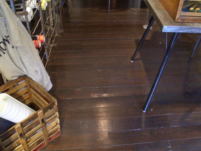 古材フローリング・オールドコテージパインを土足の店舗に施工し、ユーザーが着色し、ウレタン仕上げを施した例。