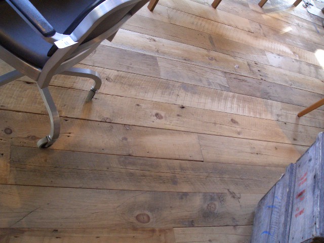 古材フローリング・ラスティックパインを、店舗の床に、無塗装のまま施工した例。