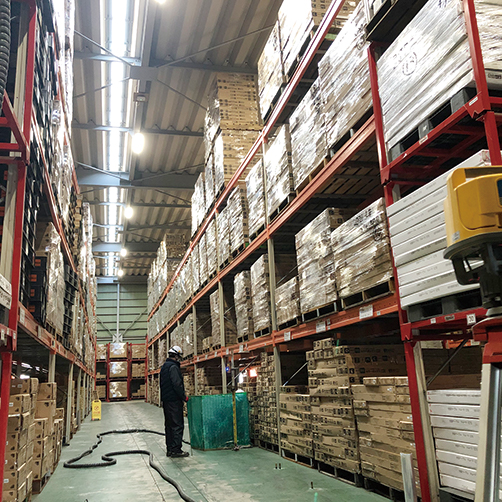 ［倉庫］限られたスペースにいかに多くの商品を入れるかが収益のカギとなる倉庫。荷物をどかさず、床を水平にし、保管効率を向上する。