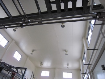 食品工場、天井、壁面。湿気の多い製造場所はカビが生えやすい。