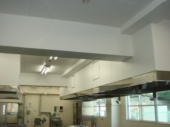 学校給食場、天井などに付いた菌の繁殖を防ぎ、衛生的な環境にする。 