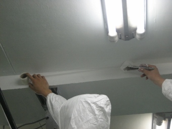 フレキシブルテープ工法。天井と壁の隙間にバイオデックスシーンとフレキシブルテープにて塞ぎ菌や埃の落下を防ぐ。