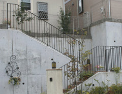 ・ミラノ 階段フェンスと壁掛けオブジェ。