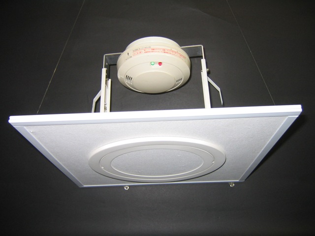 天井裏ガス漏れ警報器金具 天井裏のガス配管等によるガス漏れを、天井裏ガス漏れ警報器で室内から発見できる。