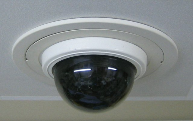 防犯用シーリングホールに監視カメラ取り付けの画像。監視カメラは市販製品を使用のこと。