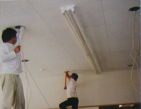 天井裏に電線入線。 シーリングホールは、取り付け枠と蓋から構成し、蓋に天井仕上げ材をはめ込み、取付け枠は天井仕上げ材に取り付けられる。