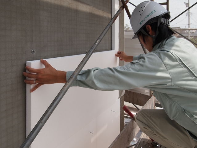 樹脂系モルタル接着材を使用して断熱材と躯体を接着し、断熱材表面をガラスメッシュとベースモルタルで被覆、表面を左官で仕上げる外壁の断熱工法。新築・改修どちらでも対応可能。