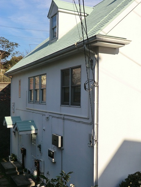 神奈川県M邸 屋根・外壁にガイナを塗装。 それまでは暑くていられなかった3階が、ガイナを塗ってからは快適になったと好評価。また屋根の色合いにも満足しているとのこと。