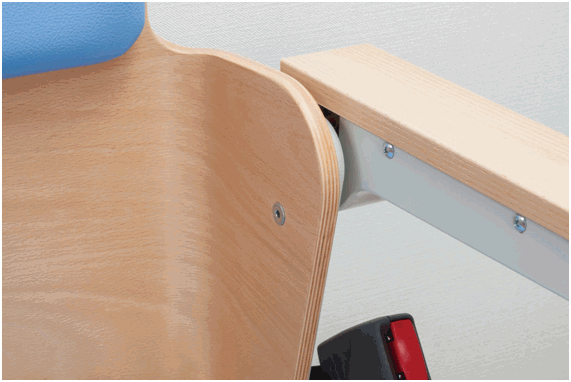 世界で初めて成形合板いすを採用。