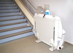 昇降機の本体はコンパクトに折りたため、かごへの乗り降りはスムーズに行える。