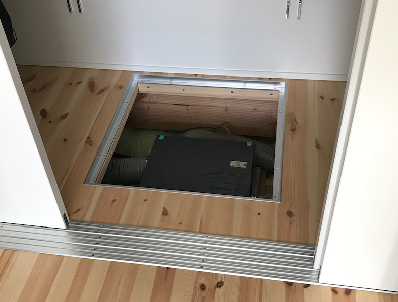 メンテナンスしやすい設置 2階の床からのメンテナンスが可能。脚立不要のため安全。 壁設置や天井設置も可能。