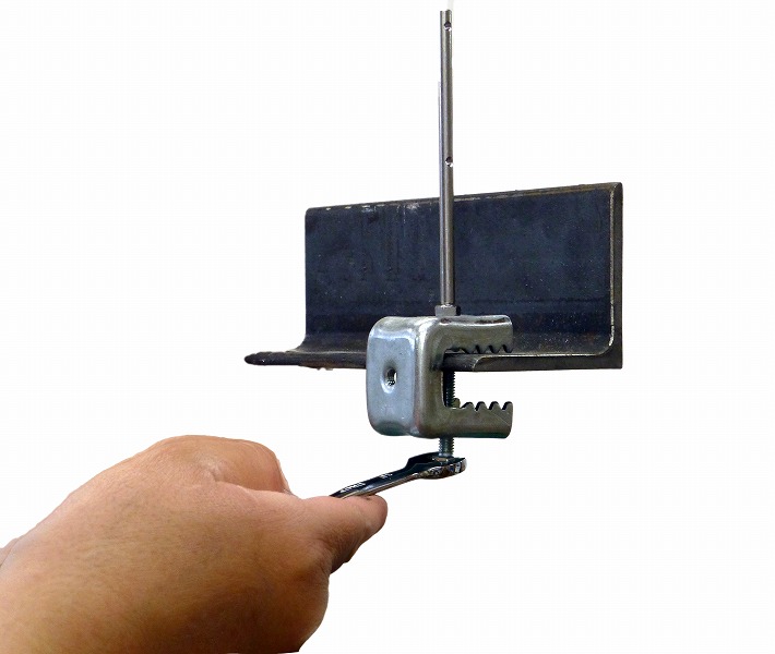 プラスドライバーやソケットレンチなどの工具に対応しており短時間で作業が可能。