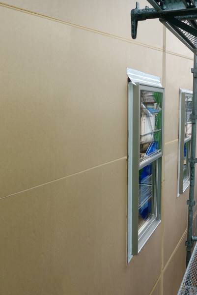 外張り壁用（横張施工）は、断熱厚60mmで長さが3,030mmと足場間で取り扱いやすい2,000mmの2種類。