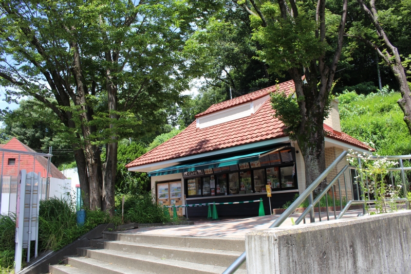 「メトロローマン」施工事例」：東京/多摩動物公園。アフリカゾーンの休憩所として設けられた「ライオンカフェ」。南欧の洋瓦調の見映えるデザインが、緑の景観に最適。