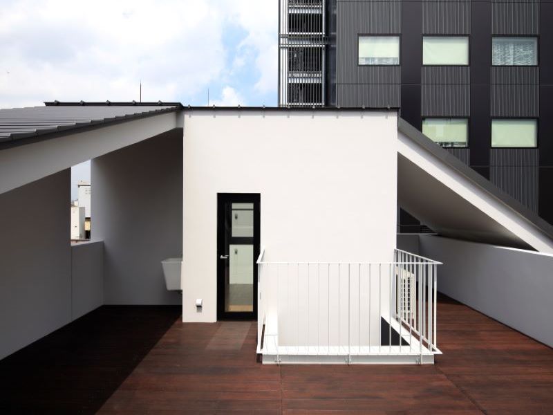 ＜施工例：エコソリッドバンブーエクステリア/デッキ＞
屋上に使用。どんな天候にも強く長持ち。