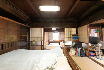 居間続きの寝室