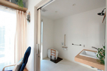 介護もしやすいよう広いスペースのトイレと洗面所