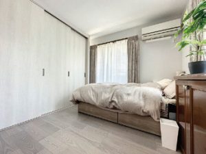 奥様の寝室には大容量の収納を設置
