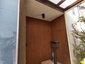 反りの目立つ羽目板