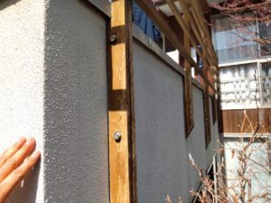 目立つ外壁の継ぎ目