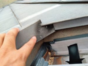 寝室上屋根、バルコニー上部