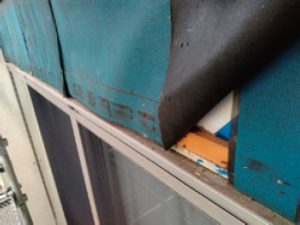 羽目板の下地に透湿防水シートが直張りされており、その下に胴縁、透湿防水シートが張られていた