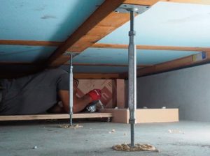 新築施工時の床断熱から、基礎断熱へ変更。床下に潜っての作業