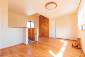クライミングウォール 小屋裏は「ボルダリングをしないとたどり着けない」という、遊び心のあるスペースだった